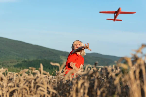 Dítě Odpálí Oblohu Červený Model Letadla Šťastné Bezstarostné Dětství Hračky — Stock fotografie