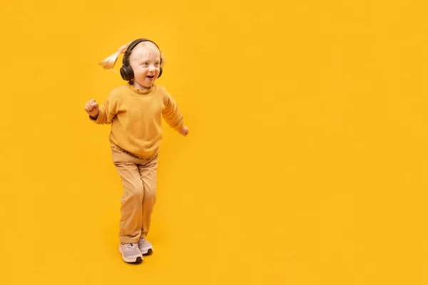 Retrato Completo Menina Loira Pequena Terno Amarelo Com Fones Ouvido — Fotografia de Stock
