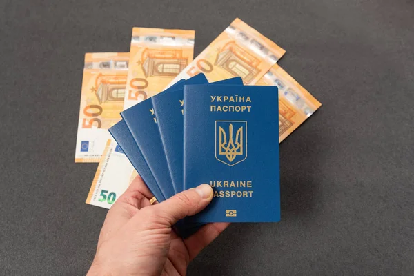 Чотири Українські Паспорти Чоловічій Руці Грошові Євро Задньому Плані Отримання — стокове фото