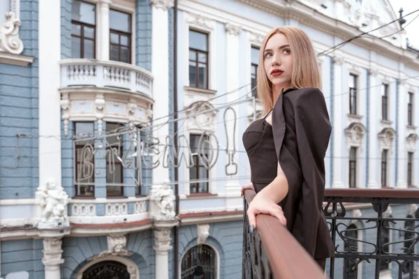 Молодая Блондинка Успешная Деловая Женщина Черном Костюме Балконе Исторического Города — стоковое фото
