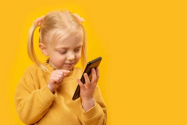 Κοριτσάκι Scrolling Feed Έξυπνο Τηλέφωνο Παίζει Στο Παιχνίδι Παιδί Smartphone — Φωτογραφία Αρχείου