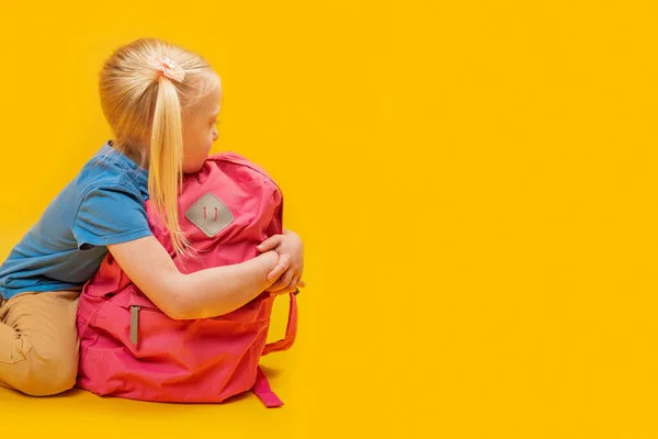 Маленька Сумна Блондинка Обіймає Шкільний Рюкзак Студійний Портрет Дитини Рюкзаком — стокове фото