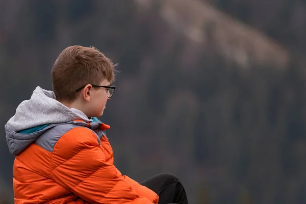 Çocuğun Portresi Spor Turuncu Ceket Gözlük Takıyor Açık Havada Kahverengi — Stok fotoğraf