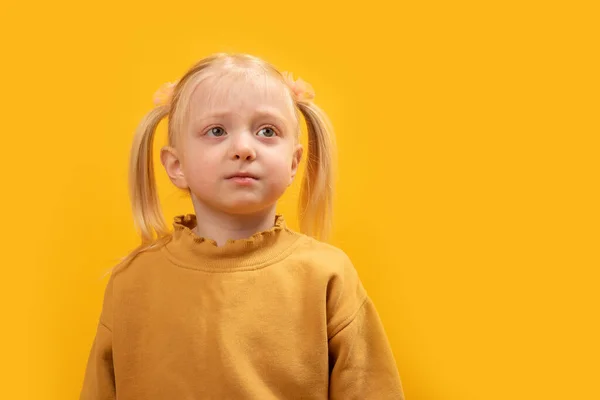 Cerca Retrato Rubia Caucásica Niña Lleva Sudadera Amarilla Mirando Distancia —  Fotos de Stock