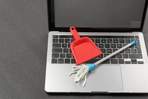 Small Toy Shovel Mop Laptop Keyboard Laptop Cleaning Concept Online — Stock Photo, Image