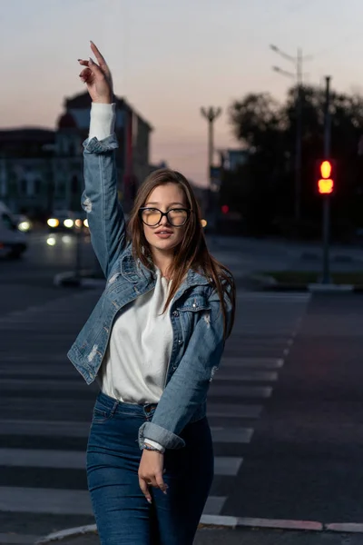 Portrét Energické Mladé Dívky Džínových Šatech Pozadí Večerního Města Stylová — Stock fotografie