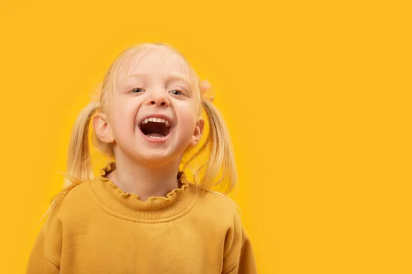 Retrato Niña Rubia Camisa Amarilla Sobre Fondo Amarillo Brillante Sonriendo — Foto de Stock