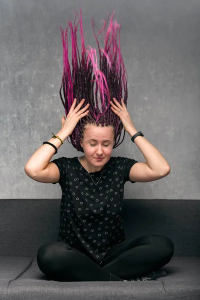 Porträtt Ung Kaukasisk Kvinna Med Långa Dreadlocks Sitter Soffan Flickan — Stockfoto