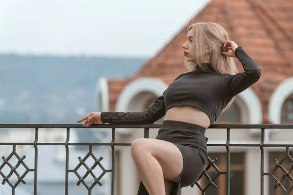 黒のシャツのスカートのセクシーな若い女性の肖像画は 古い都市建築の背景にポーズ 街に女の子の休憩 — ストック写真