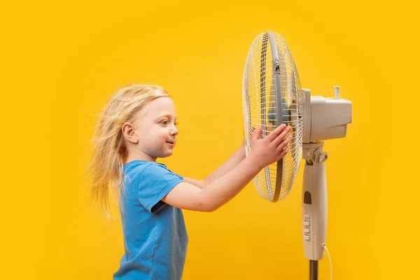 Jong Blond Meisje Met Windgeblazen Haar Buurt Van Ventilator Gele — Stockfoto
