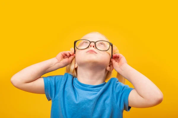 Καυκάσιο Παιδί Μετράει Γυαλιά Και Κοιτάζει Ψηλά Πορτρέτο Του Παιδιού — Φωτογραφία Αρχείου