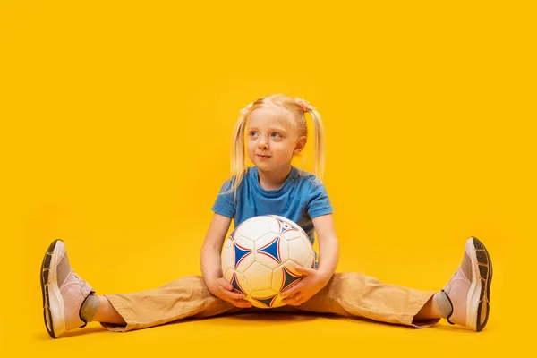 Petite Fille Blonde Est Assise Sur Sol Tient Ballon Football — Photo