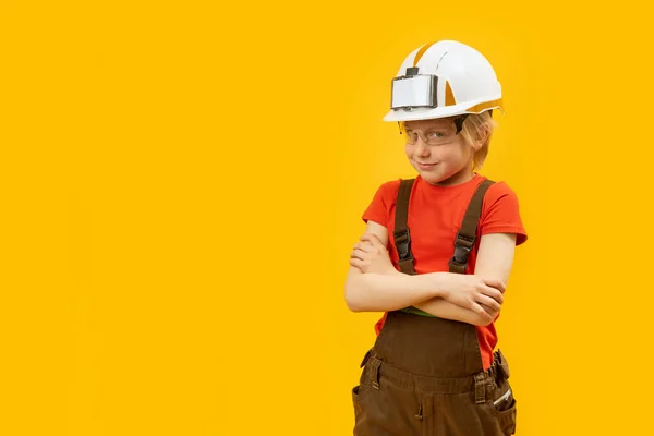 Portrét Usměvavého Chlapce Ochranné Přilbě Brýlích Kombinéze Jako Dělníka Žluté — Stock fotografie