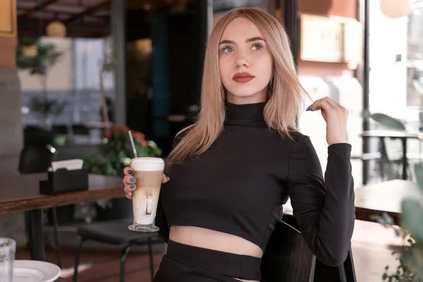 Atrakcyjna Blondynka Siedzi Kawiarni Filiżanką Kawy Cappuccino Latte Piękna Dziewczyna — Zdjęcie stockowe
