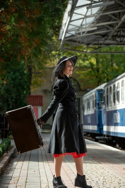 Teljes Hosszúságú Portré Női Vintage Kabát Kalap Retro Bőrönddel Várja — Stock Fotó
