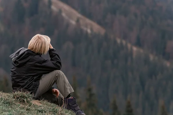 Blond Boy Sits Hillside Looks Distance Side View Boy Mountains — Stock Photo, Image