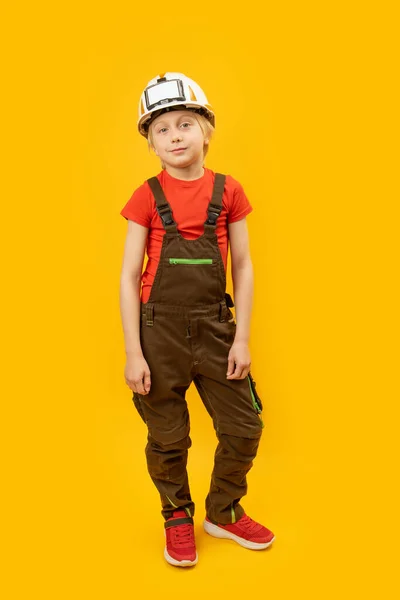 Plný Portrét Dospívajícího Chlapce Bílé Ochranné Přilbě Pracovní Kombinézy Žlutém — Stock fotografie
