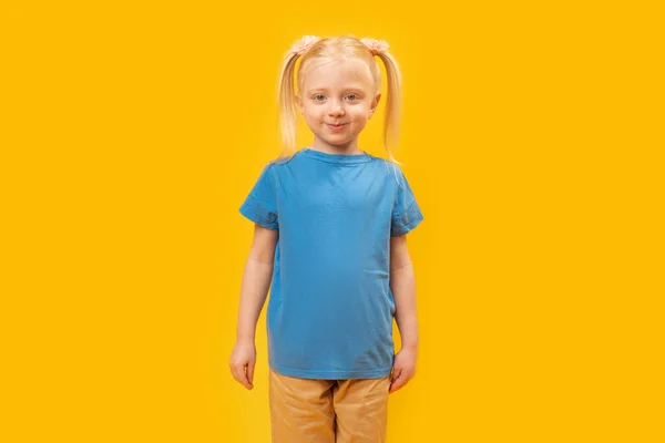 Porträtt Blond Flicka Med Två Hästsvansar Blå Shirt Gul Bakgrund — Stockfoto