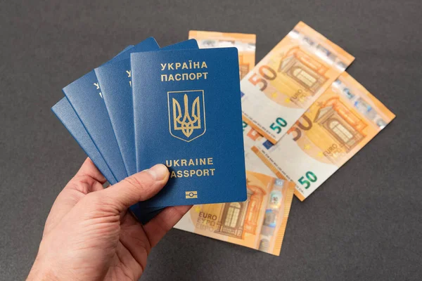 Mão Masculina Detém Quatro Passaportes Ucranianos Dinheiro Euros Fundo Obtenção — Fotografia de Stock