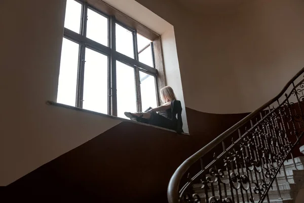 Die Junge Einsame Frau Sitzt Schwarzen Anzug Auf Der Fensterbank — Stockfoto