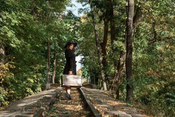 Femme Part Avec Une Valise Long Des Rails Travers Forêt — Photo