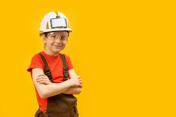 青少年的肖像像黄色背景的工人或建筑工人一样 戴着防护头盔眼镜 身穿紧身衣 复制空间 — 图库照片