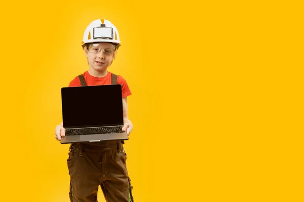 Ragazzo Indossa Abiti Lavoro Casco Protettivo Tiene Computer Portatile Bambino — Foto Stock