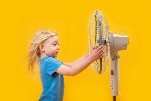 Malá Blondýnka Větrem Foukané Vlasy Blízkosti Ventilátoru Žlutém Pozadí Světlovlasé — Stock fotografie