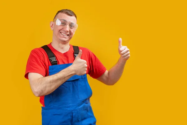 Foto Van Vrolijke Optimistische Jonge Arbeider Bouwer Blauw Uniform Geïsoleerd — Stockfoto