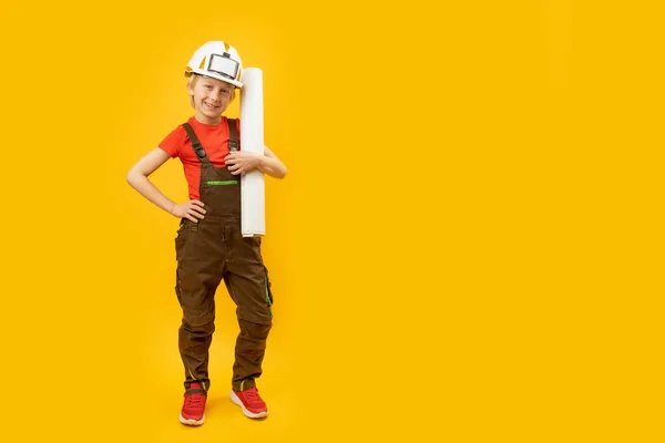 戴防护头盔 穿工作服 手里拿着纸片的男孩 作为建设者或建筑师的孩子 复制空间 — 图库照片