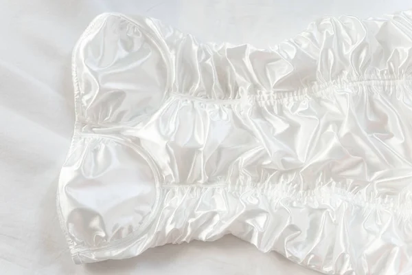 Белое Атласное Шелковое Платье Белом Фоне Тонкое Белье Сексуальное Раздевание — стоковое фото