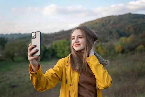 Portrait Fille Prenant Selfie Sur Smartphone Sur Fond Montagne Jeune — Photo