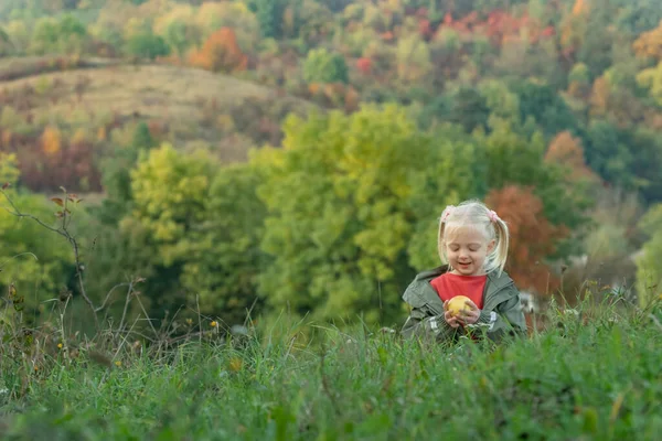 Улыбающаяся Девочка Играет Яблоком Траве Фоне Осеннего Леса Блондинка Пикнике — стоковое фото