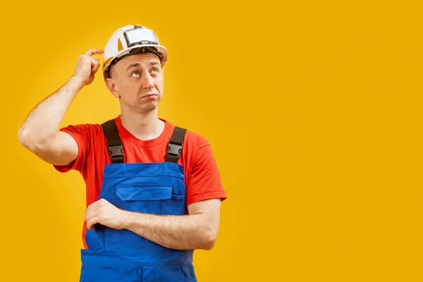 Retrato Homem Desapointamento Engenheiro Pensando Olhando Para Cima Construtor Trabalhador — Fotografia de Stock
