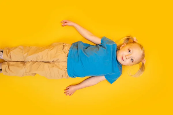 Retrato Menina Pré Escolar Fundo Amarelo Brilhante Menina Shirt Azul — Fotografia de Stock