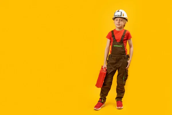 男孩模仿工人或建筑工人 孩子们穿着工作服 头戴安全帽 提着一箱工具 复制空间 — 图库照片
