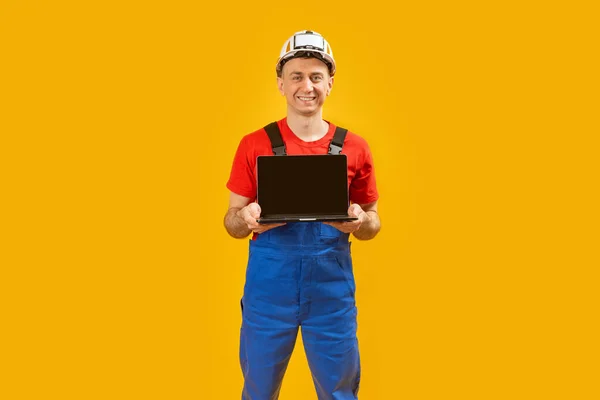 Sorridente Ingegnere Architetto Uomo Mezza Età Casco Sicurezza Possesso Laptop — Foto Stock