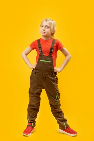 Ganztägiges Porträt Eines Blonden Jungen Arbeitskleidung Der Die Hände Auf — Stockfoto