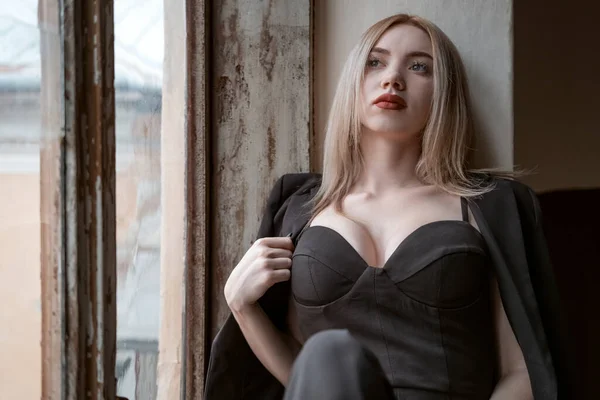 Jonge Blonde Vrouw Draagt Zwarte Outfit Bustier Met Lieverd Diepe — Stockfoto