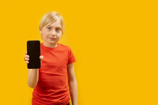 金发男孩拿着智能手机 显示空屏幕 青少年与手机与黑色空白屏幕 复制空间 打起精神 — 图库照片