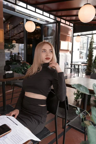 Kafede Siyah Elbiseli Seksi Sarışın Kız Genç Kadın Kafeteryada Dinleniyor — Stok fotoğraf