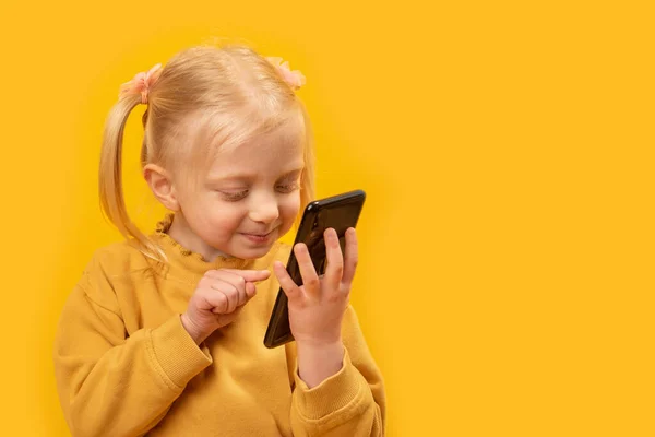 Παιδί Smartphone Στα Χέρια Μικρό Κορίτσι Κύλιση Ζωοτροφών Για Έξυπνο — Φωτογραφία Αρχείου