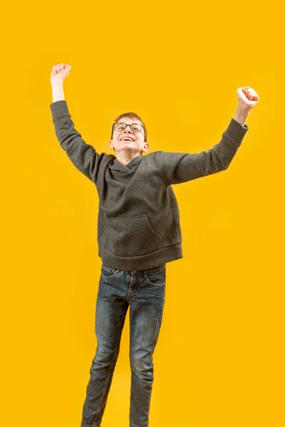Vrolijke Jongen Jeans Hoodie Danst Met Zijn Handen Boven Zijn — Stockfoto