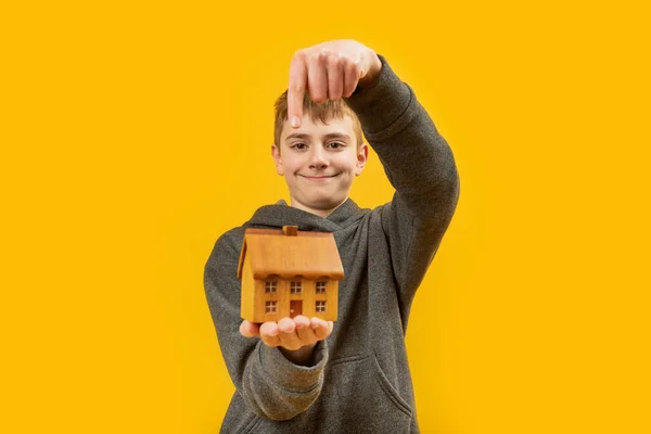 소년은 가옥을 손가락으로 그것을 가리킨다 부동산의 대출금 — 스톡 사진
