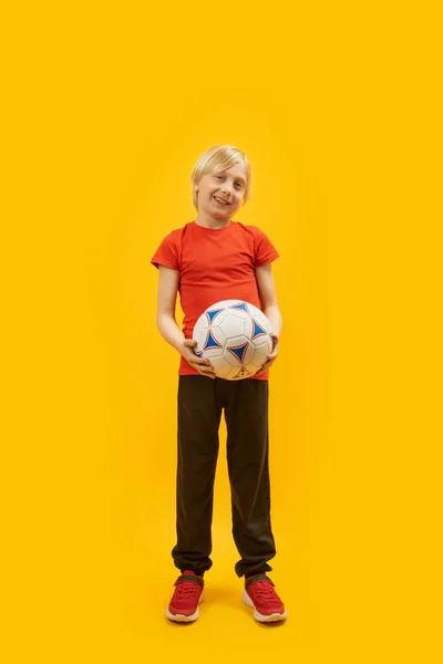Полноразмерный Портрет Седого Подростка Красной Футболке Трениках Футбольным Мячом Руках — стоковое фото
