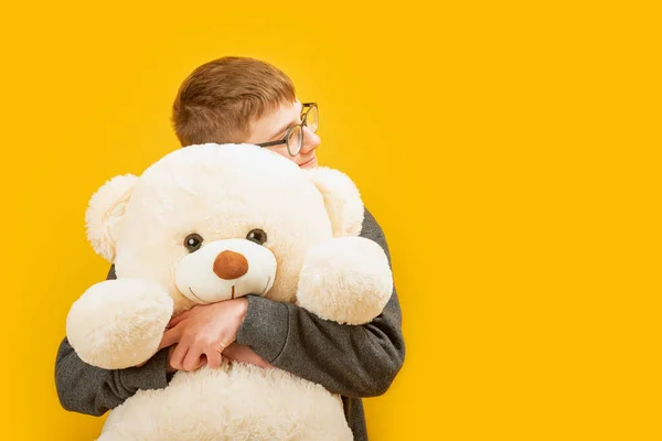 Jongen Met Glazen Knuffels Grote Teddybeer Geïsoleerd Gele Achtergrond Kopieer — Stockfoto