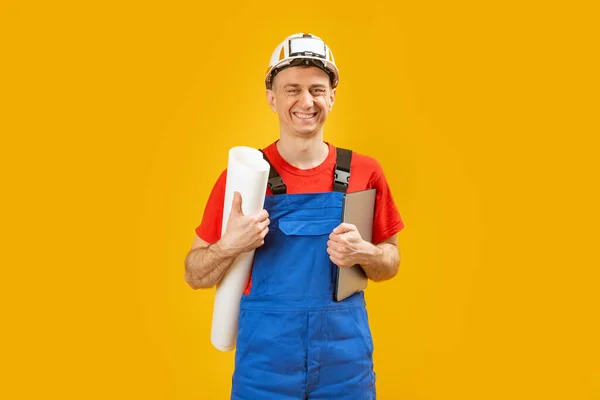 微笑的男人戴着白色建筑头盔或安全帽 站在孤立的黄色背景上 手持蓝图和文件 复制空间 — 图库照片