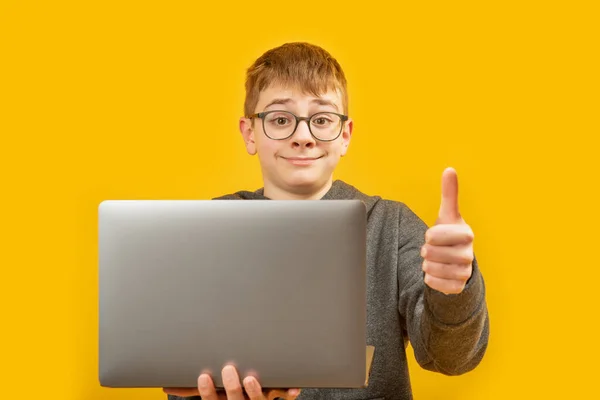 Έξυπνο Αγόρι Γυαλιά Φορητό Υπολογιστή Casual Ρούχα Δείχνει Αντίχειρες Επάνω — Φωτογραφία Αρχείου