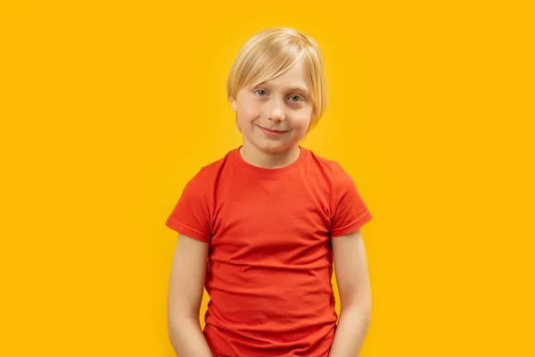 10岁白发白人男孩的画像 背景为黄色红色T恤 — 图库照片