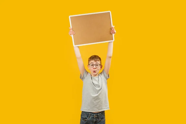 Een Schooljongen Tilde Een Leeg Kurkbord Boven Zijn Hoofd Portret — Stockfoto